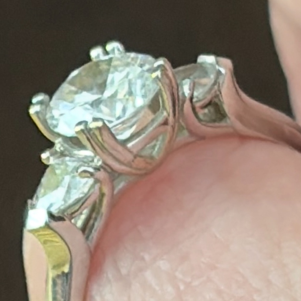 Elegant 14K white gold 3-stone Ring - Picture 12 of 13